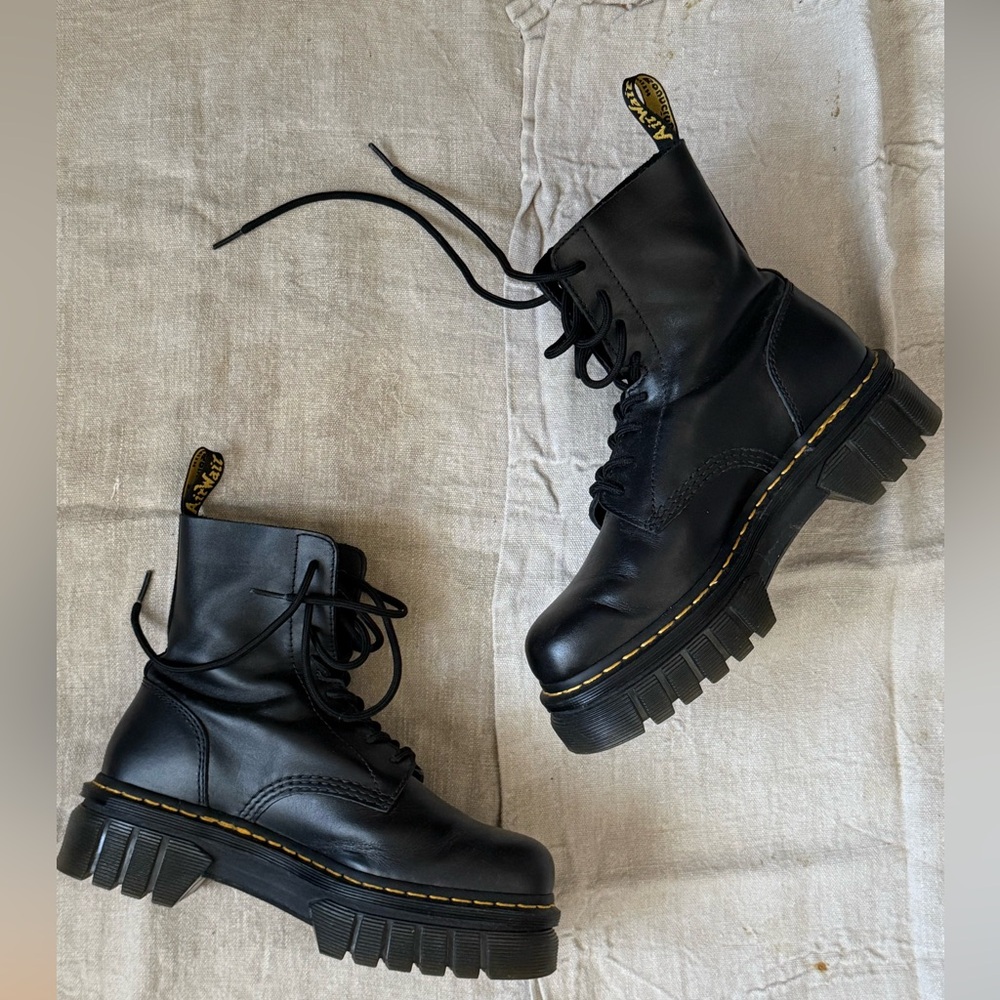 Dr. Martens Audrick 8-Eye lave up Black leather platform lug boots